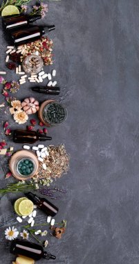 Alternatif ilaç varyasyon hapları ve bitkiler. Homeopati tıp konsepti. Kopyalama alanı olan üst görünüm