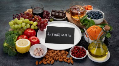 Koyu gri arka planda yüksek miktarda antioksidan içeren sağlıklı yiyecek seçimi. Temiz yeme kavramı. 