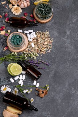 Alternatif ilaç varyasyon hapları ve bitkiler. Homeopati tıp konsepti. Kopyalama alanı olan üst görünüm
