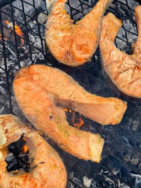 Izgara somon bifteği, üst manzara.