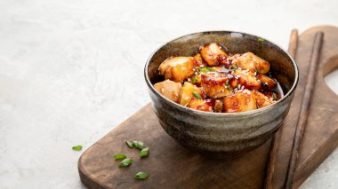 Açık gri arka planda susamlı geleneksel ev yapımı kızarmış tofu. Boşluğu kopyala