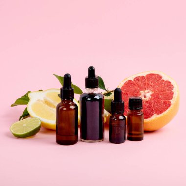 Pembe arka planda narenciyeli aroma yağları.. 