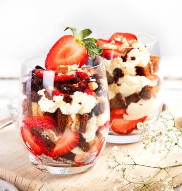 Taze böğürtlen ve mascarpone kremi ile yapılan ıvır zıvırlar. Porsiyon Tatlıları.