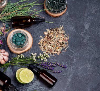 Alternatif ilaç varyasyon hapları ve bitkiler. Homeopati tıp konsepti. Üst görünüm, alanı kopyala