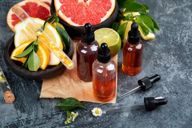 Koyu gri arka planda narenciyeli aroma yağları.. 