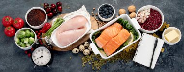 Sağlıklı beslenme planı. Koyu gri arka planda diyet ve yemek planlaması. Üst manzara, düz yatış, manzara