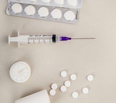 Pembe arka planda ekipman tıbbı koleksiyonu. Tıbbi konsept. Üst manzara, düz uzanma