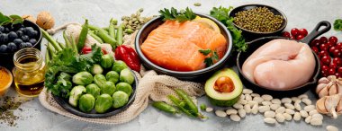 Açık gri arka planda sağlıklı yiyecek seçimi. Temiz yeme konsepti. Panorama