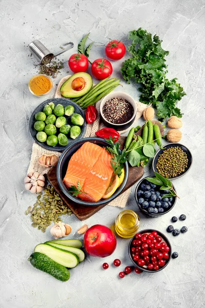 ライトグレーの背景に健康食品の選択 きれいな食事の概念 トップビュー フラットレイアウト コピースペース — ストック写真