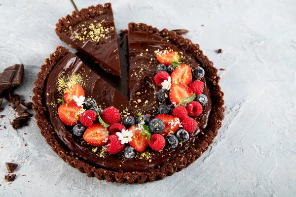 Fiatal Kezében Házi Csokoládé Torta Világos Szürke Háttérrel Felülnézet Lapos — Stock Fotó