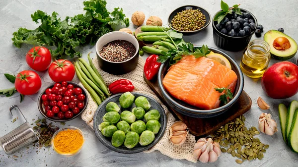 ライトグレーの背景に健康食品の選択 きれいな食事のコンセプト — ストック写真