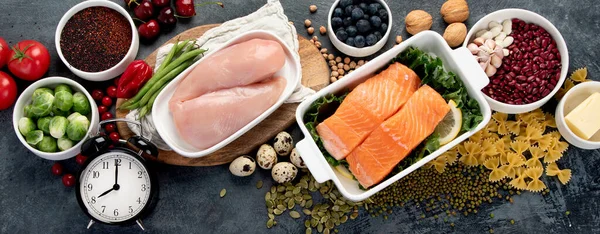 健康的な食事計画 濃い灰色の背景にダイエットや食事計画 トップビュー フラットレイアウト パノラマ — ストック写真