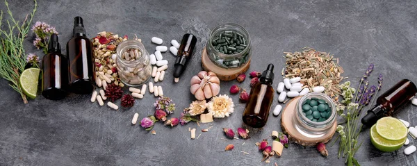 Alternatieve Medicijnvariatie Pillen Kruiden Homeopathie Geneeskunde Concept Bovenaanzicht Panorama — Stockfoto