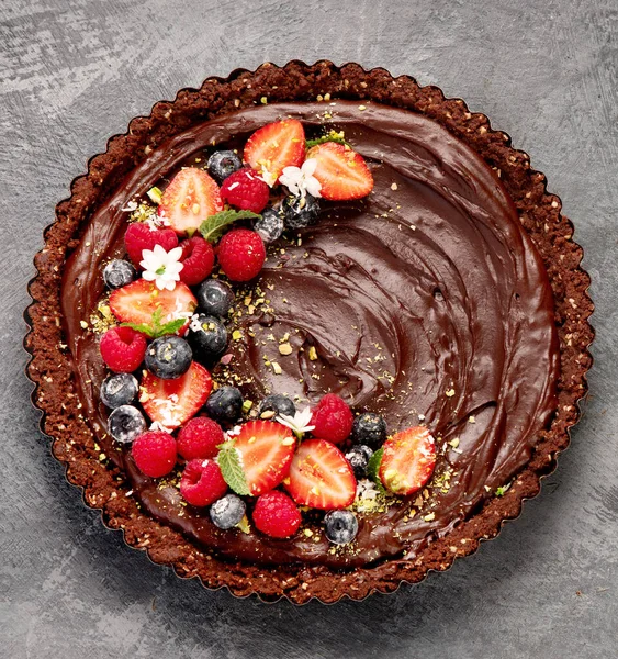 Gri Arka Planda Lezzetli Çikolatalı Tart Yapımı Tatlı Konsepti Üst — Stok fotoğraf