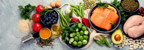 ライトグレーの背景に健康食品の選択 きれいな食事の概念 トップビュー パノラマ — ストック写真