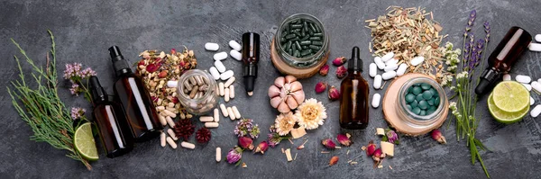 Alternatieve Medicijnvariatie Pillen Kruiden Homeopathie Geneeskunde Concept Bovenaanzicht Panorama — Stockfoto