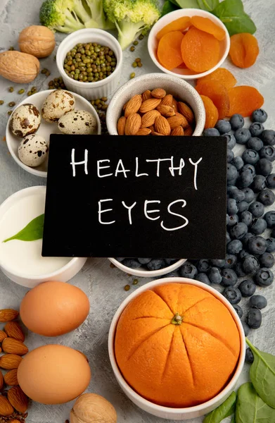 目の健康のための食品 ビタミン 栄養素 ミネラル 抗酸化物質を含む食品 トップビュー フラットレイアウト — ストック写真