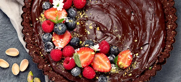 Heerlijke Chocoladetaart Grijze Achtergrond Zelfgemaakte Desserts Concept Bovenaanzicht Flat Lay — Stockfoto