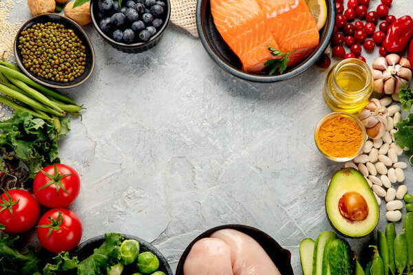 Выбор здоровой пищи на светло-сером фоне. Концепция чистого питания. Вид сверху, плоский, копировальное пространство