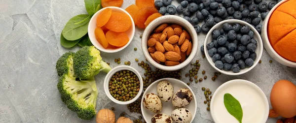 目の健康のための食品 ビタミン 栄養素 ミネラル 抗酸化物質を含む食品 トップビュー フラットレイアウト コピースペース — ストック写真