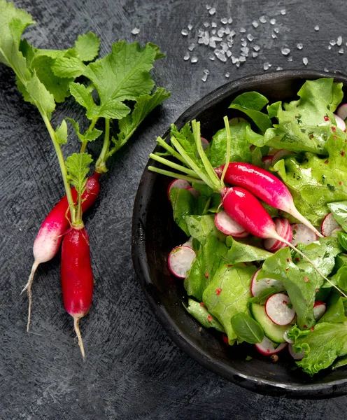 Gri Arka Planda Taze Turp Salatası Sağlıklı Gıda Konsepti Üst — Stok fotoğraf