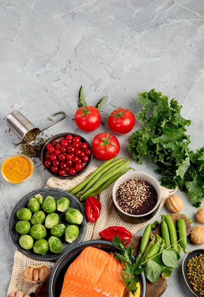 Selectarea Alimentelor Sănătoase Fundal Gri Deschis Conceptul Mâncare Curată Vedere — Fotografie, imagine de stoc