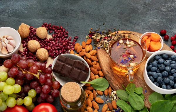 Вибір Здорової Їжі Високим Вмістом Антиоксидантів Темно Сірому Тлі Концепція — стокове фото