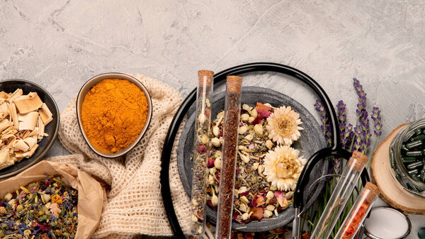 Альтернативные лекарства вариационных таблеток и трав. Концепция гомеопатии. Вид сверху с пространством для копирования