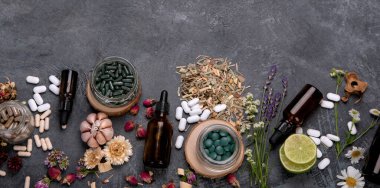 Alternatif ilaç varyasyon hapları ve bitkiler. Homeopati tıp konsepti. Kopyalama alanı olan üst görünüm