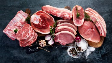 Siyah arka planda farklı türde çiğ et. Yüksek proteinli yiyecekler. Üst manzara, düz uzanma