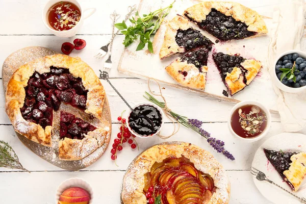 Zelfgemaakte Zomertaarten Galettes Witte Houten Tafel Bovenaanzicht Vlak Lay — Stockfoto