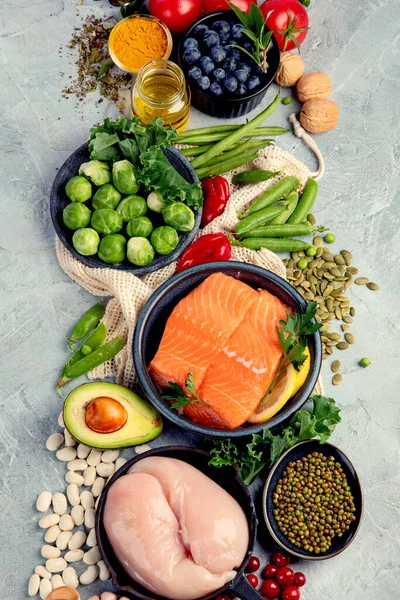 ライトグレーの背景に健康食品の選択 きれいな食事の概念 トップビュー フラットレイアウト コピースペース — ストック写真