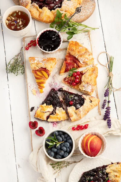 Zelfgemaakte Zomertaarten Galettes Witte Houten Tafel Bovenaanzicht Vlak Lay — Stockfoto