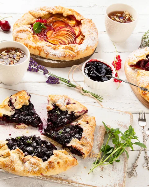 Zelfgemaakte Zomertaarten Galettes Witte Houten Tafel Bovenaanzicht Vlak Lay — Stockfoto