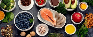 Koyu gri arka plandaki beyinler için en iyi ürünler. Temiz yeme konsepti. Üst manzara, düz yatış, manzara