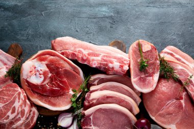 Siyah arka planda farklı türde çiğ et. Yüksek proteinli yiyecekler. Üst görünüm, düz görünüm, kopyalama alanı