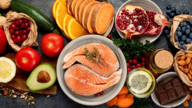 Koyu gri arka planda yaşlanma karşıtı menü. Yüksek miktarda antioksidan, mineral ve vitamin. Üst görünüm, düz görünüm, Spac kopyala