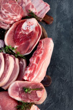 Siyah arka planda farklı türde çiğ et. Yüksek proteinli yiyecekler. Üst görünüm, düz görünüm, kopyalama alanı