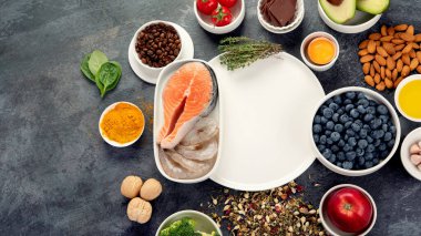 Koyu gri arka plandaki beyinler için en iyi ürünler. Temiz yeme konsepti. Üst görünüm, düz görünüm, kopyalama alanı