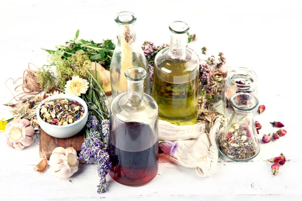 Diverse Glazen Flessen Met Alternatieve Geneeswijzen Gemaakt Van Kruiden Bloemen — Stockfoto