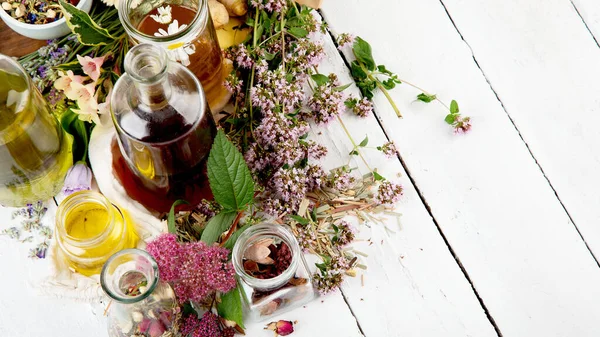 Diverse Glazen Flessen Met Alternatieve Geneeswijzen Gemaakt Van Kruiden Bloemen — Stockfoto