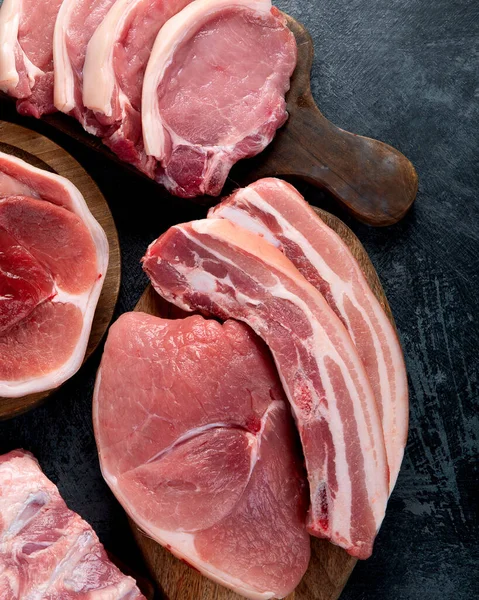 Diferentes Tipos Carne Crua Fundo Preto Alimentos Ricos Proteínas Vista — Fotografia de Stock