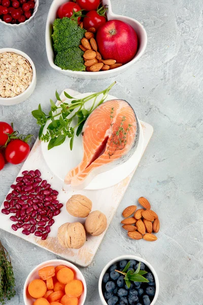 Migliori Prodotti Cuore Sfondo Grigio Scuro Concetto Mangiare Pulito Vista — Foto Stock