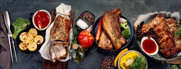 Surtido Carne Cerdo Parrilla Con Verduras Sobre Fondo Gris Oscuro — Foto de Stock