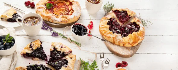 Zelfgemaakte Zomertaarten Galettes Witte Houten Tafel Bovenaanzicht Flat Lay Kopieerruimte — Stockfoto