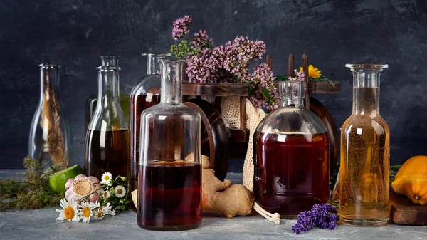 Diverse Glazen Flessen Met Alternatieve Geneeskunde Gemaakt Van Kruiden Bloemen — Stockfoto