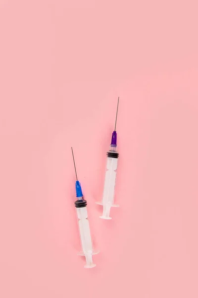 Jeringas Colocadas Sobre Fondo Rosa Concepto Médico Vacunación Vista Superior — Foto de Stock