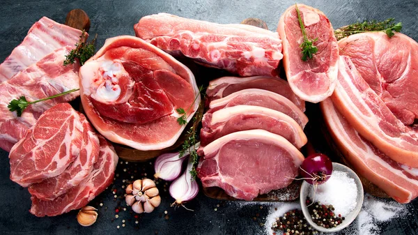 Различные Виды Сырого Мяса Черном Фоне Продукты Высоким Содержанием Белка — стоковое фото