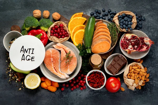 Aging Menu Donkergrijze Achtergrond Hoog Gehalte Aan Antioxidanten Mineralen Vitaminen — Stockfoto