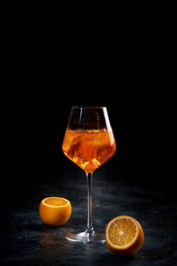 Aperol sprey kokteyli koyu arka planda servis edilir. Klasik içki menüsü konsepti. Ön görünüm